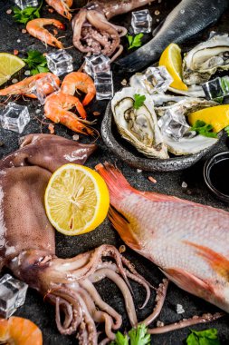 İstiridye midye balık ile baharat otlar limon koyu paslı arka plan kopya alanı üstten görünüm üzerinde taze çiğ deniz mahsulleri kalamar karides