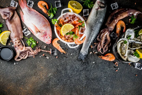 Čerstvé Syrové Mořské Chobotnice Krevety Oyster Mušle Ryby Kořením Citronu — Stock fotografie