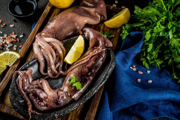 Färsk Fisk Och Skaldjur Bläckfisk Med Citron Och Ljus För — Stockfoto