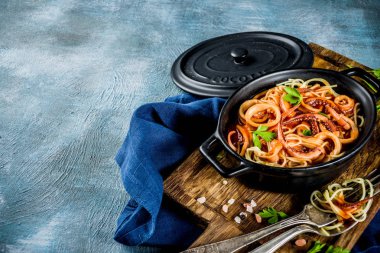 İtalyan mutfağı, kalamar Fra Diavolo, spagetti makarna ile deniz ürünleri, açık mavi renkli kopya alanı üstten görünüm marinara