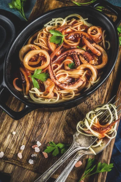 Cozinha Italiana Calamari Fra Diavolo Macarrão Espaguete Marinara Com Frutos — Fotografia de Stock
