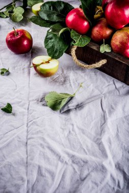 Işık keten kumaş arka plan, kopya alanı üzerinde ham taze elma