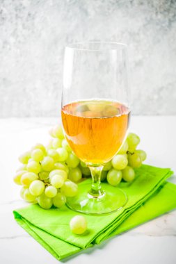 Üzüm, mermer bir beyaz tablo kopya alanı bir dalı ile beyaz şarap kadehi