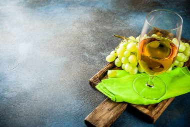 Üzüm, mermer bir beyaz tablo kopya alanı bir dalı ile beyaz şarap kadehi