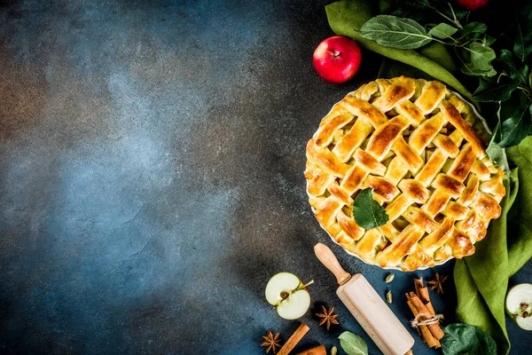 Pâtisserie Traditionnelle Automne Tarte Aux Pommes Maison Cannelle Fond Bleu — Photo