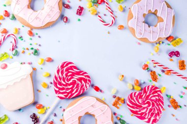 Tatlılar yaratıcı paralamak, lolipop, reçel, şeker, çerezleri çörek ve cupcakes, açık mavi renkli üstten görünüm kopya alanı ile tatlı kavramı