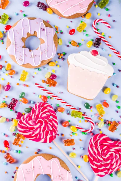 Tatlılar yaratıcı paralamak, lolipop, reçel, şeker, çerezleri çörek ve cupcakes, açık mavi renkli üstten görünüm kopya alanı ile tatlı kavramı