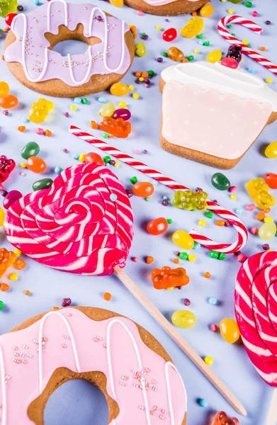 Tatlılar yaratıcı paralamak, lolipop, reçel, şeker, çerezleri çörek ve cupcakes, açık mavi renkli üstten görünüm kopya alanı ile tatlı kavramı