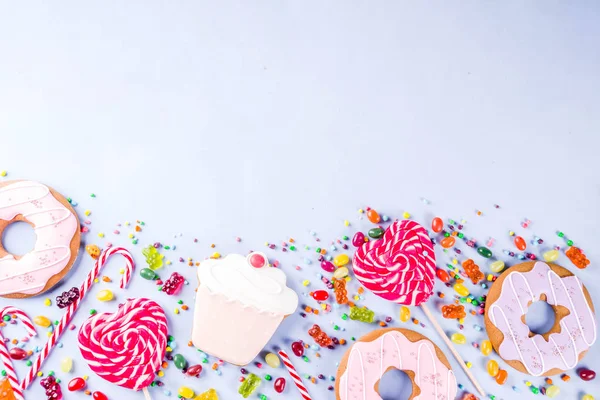 Tatlılar yaratıcı paralamak, lolipop, reçel, şeker, çerezleri çörek ve cupcakes, açık mavi renkli üstten görünüm kopya alanı ile tatlı kavramı