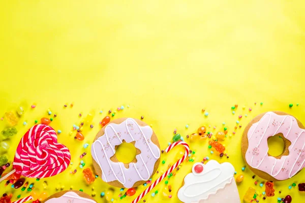 Süßigkeiten Kreatives Layout Dessertkonzept Mit Lutschern Gelees Bonbons Keksen Donuts — Stockfoto
