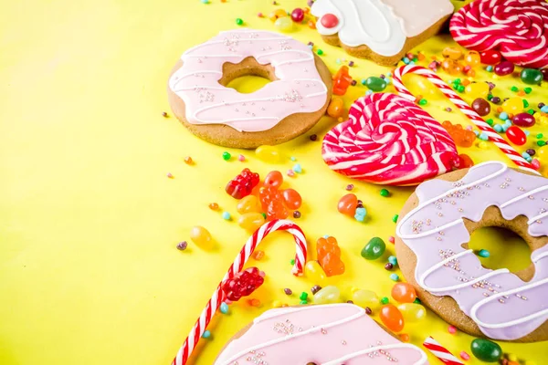 Süßigkeiten Kreatives Layout Dessertkonzept Mit Lutschern Gelees Bonbons Keksen Donuts — Stockfoto