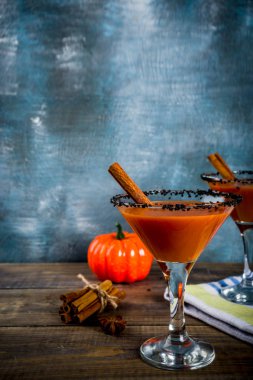 Tarçın, Anason yıldız ve siyah susam dekorasyon, koyu mavi arka plan kopya alanı ile sonbahar baharatlı kabak martini