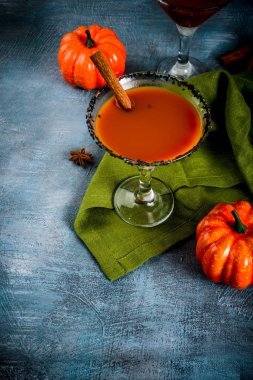 Tarçın, Anason yıldız ve siyah susam dekorasyon, koyu mavi arka plan kopya alanı ile sonbahar baharatlı kabak martini