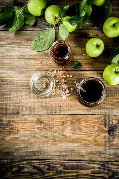 Huis Gekookte Donker Gezouten Klassieke Karamelsaus Met Groene Appels Houten — Stockfoto