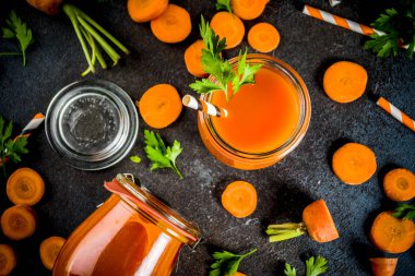 Taze havuç suyu veya havuç kopya alanı üzerinde koyu mavi zemin üzerine ile güler yüzlü