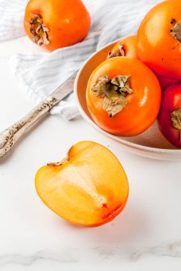 Beyaz mermer zemin üzerine lezzetli çiğ olgun hurma meyve alanı Kopyala