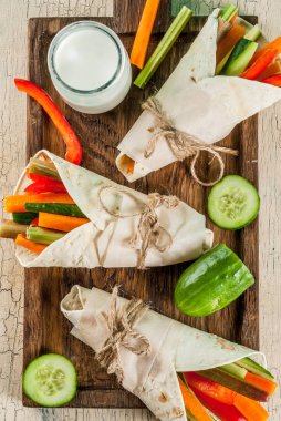 Yaz sağlıklı snack meze, Meksika stili tortilla sandviç çeşitli renkli taze sebze çubukları (kereviz, ravent, biber, salatalık ve havuç) yoğurt sos daldırma yukarıdaki ile tamamladı.