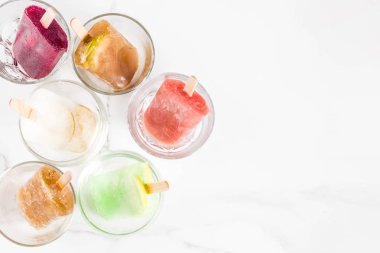Yaz parti gıda fikirler, ayyaş alkol kokteyller çubuklu dondurmayı - dondurulmuş Prosecco, votka limon mojito, şampanya, Bellini, Margarita, Negroni vb beyaz mermer tablo kopya alanı