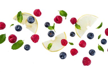 Yaratıcı düzen, arka plan, taze çilek ile beyaz arka plan üzerinde basit şekli. Ahududu, yaban mersini, nane yaprağı, limon dilimleri. 