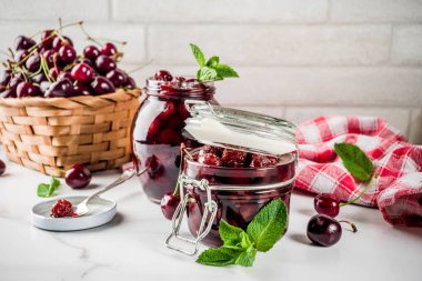 Ev yapımı ile beyaz mermer zemin kopya alanı üzerinde taze kiraz kiraz ve nane reçel korunmuş