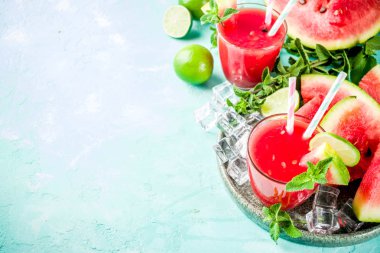 Limonlu meyveli yaz soğuk içecek, ev yapımı karpuz suyu veya güler yüzlü servis ve taze nane yaprakları, açık mavi moda renkli kopya alanı