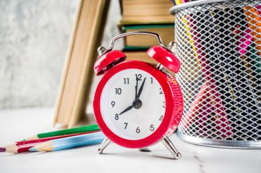 Geri Okul arka plan için eski kitaplar, çalar saat, kurşun kalem