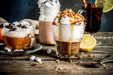 Sonbahar kış sıcak içecekler, sıcak çikolata, Sütlü Balkabağı, karamel ve fıstık kahve latte, mulled şarap, rahat koyu arka plan kopya alanı