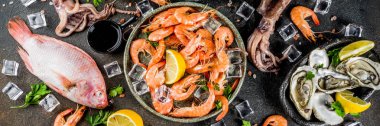 İstiridye midye balık ile baharat otlar limon koyu paslı arka plan kopya alanı üstten görünüm üzerinde taze çiğ deniz mahsulleri kalamar karides