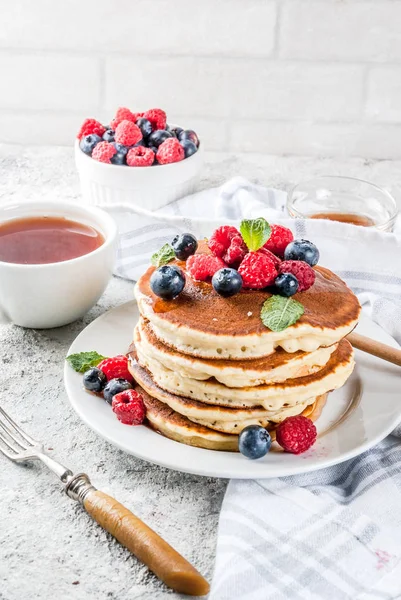 Gezonde Zomer Ontbijt Zelfgemaakte Klassieke Amerikaanse Pannenkoeken Met Verse Bessen — Stockfoto