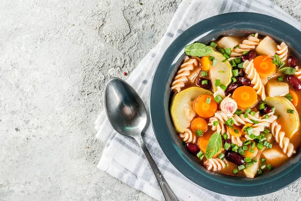 Sopa Verduras Italiana Minestrone Con Pasta Fusilli Concepto Comida Vegetariana — Foto de Stock