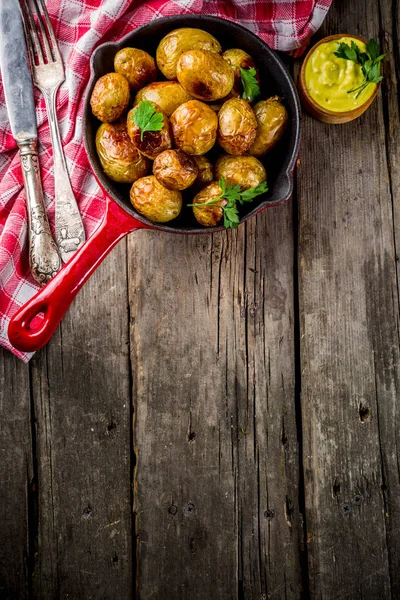 Gebacken Der Pfanne Ganze Junge Kartoffeln Hausgemachte Vegetarische Kost Hölzerne — Stockfoto