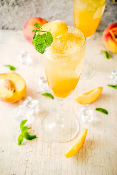 Sommaren Kall Alkohol Dryck Iced Peach Bellini Cocktail Med Mynta — Stockfoto