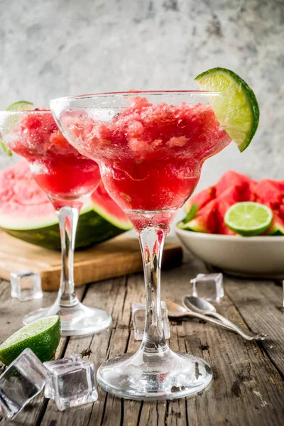 Süße Sommer Wassermelone Und Limetten Granita Mit Aufgeschnittenen Wassermelonen Und — Stockfoto