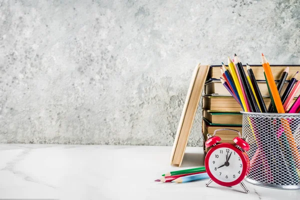 Voltar Fundo Escola Com Livros Antigos Despertador Lápis — Fotografia de Stock