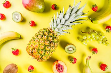 Çeşitli tropikal meyve arka plan ananas, muz, mango, çilek, elma, şeftali, nektarin, yaratıcı düzen kopya alanı üstten görünüm