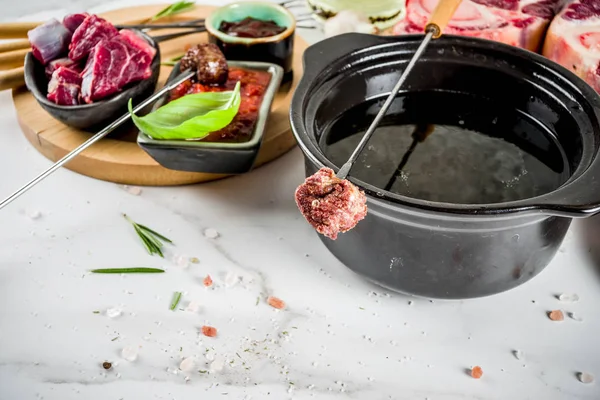 Fondue Carne Res Con Diferentes Salsas Espacio Copia Vista Superior —  Fotos de Stock