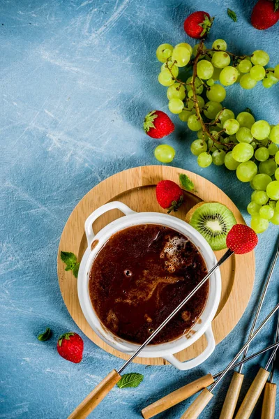 Süßes Fruchtiges Schokoladenfondue Dessert Mit Erdbeere Traube Und Kiwi Hellblauer — Stockfoto