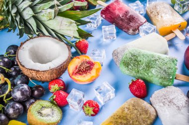 Tropikal Dondurma dondurmayı chia tohum ve meyve suları - ananas, portakal, mango, muz, kivi, Hindistan cevizi, üzüm, şeftali, çilek, alanı Kopyala