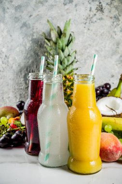 Farklı meyve suları smoothies kavramı, yaz vitaminler diyet, tropikal meyve ve çilek ile hafif bir arka plan üzerinde,