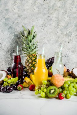 Farklı meyve suları smoothies kavramı, yaz vitaminler diyet, tropikal meyve ve çilek ile hafif bir arka plan üzerinde,