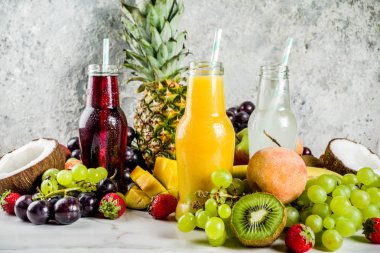 Farklı meyve suları smoothies kavramı, yaz vitaminler diyet, tropikal meyve ve çilek ile hafif bir arka plan üzerinde,