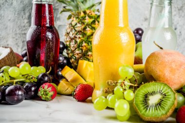 Farklı meyve suları smoothies kavramı, yaz vitaminler diyet, tropikal meyve ve çilek ile hafif bir arka plan üzerinde,