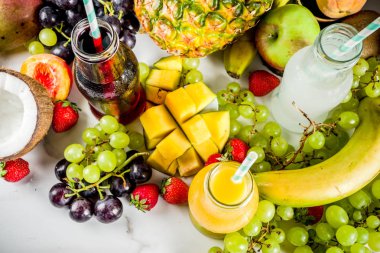 Farklı meyve suları smoothies kavramı, yaz vitaminler diyet, tropikal meyve ve çilek ile hafif bir arka plan üzerinde,