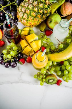 Farklı meyve suları smoothies kavramı, yaz vitaminler diyet, tropikal meyve ve çilek ile hafif bir arka plan üzerinde,