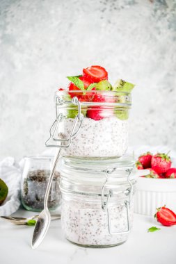 Sağlıklı diyet vejetaryen kahvaltı, chia tohum ve taze meyve, çilek, kivi ile yoğurt. Beyaz mermer zemin kopya alanı