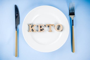 Ketogenic diyet kavramı, sağlıklı gıda arka plan, tabak, çatal, bıçak, Keto diyet ile.