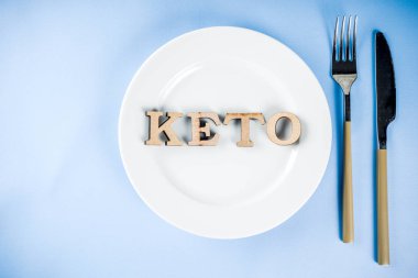 Ketogenic diyet kavramı, sağlıklı gıda arka plan, tabak, çatal, bıçak, Keto diyet ile.