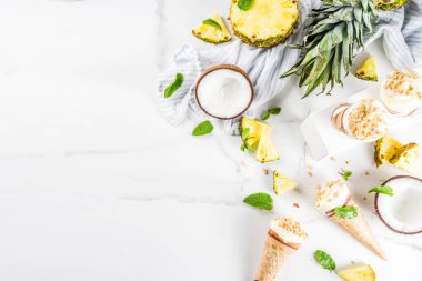 Tropikal meyve ev yapımı dondurma, ananas ve hindistancevizi, gözleme ile kırıntısı, bir beyaz mermer masa, kopya alanı üstten görünüm