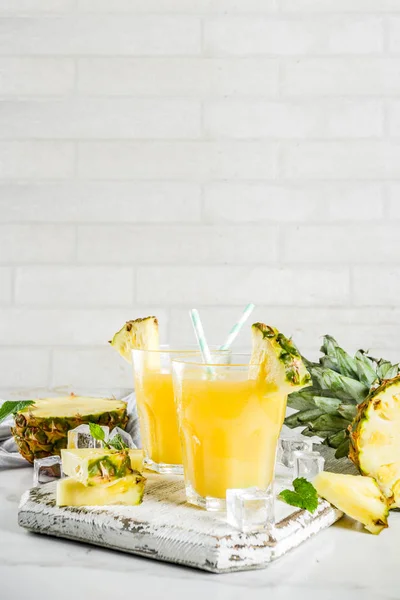 Färsk Ananasjuice Eller Cocktail Med Bitar Färsk Ananas Dekorerad Med — Stockfoto