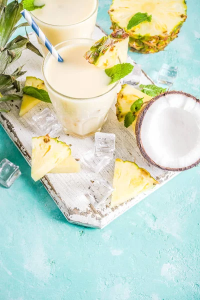 さわやかな夏の飲み物 カクテル パイナップル ココナッツ ミントの葉の部分と 明るい青の背景に自家製のピニャコラーダ コピー スペース平面図 — ストック写真